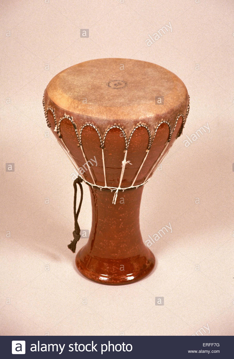 darabuka-egypt-drum-like-instrument-derbouka-ERFF7G