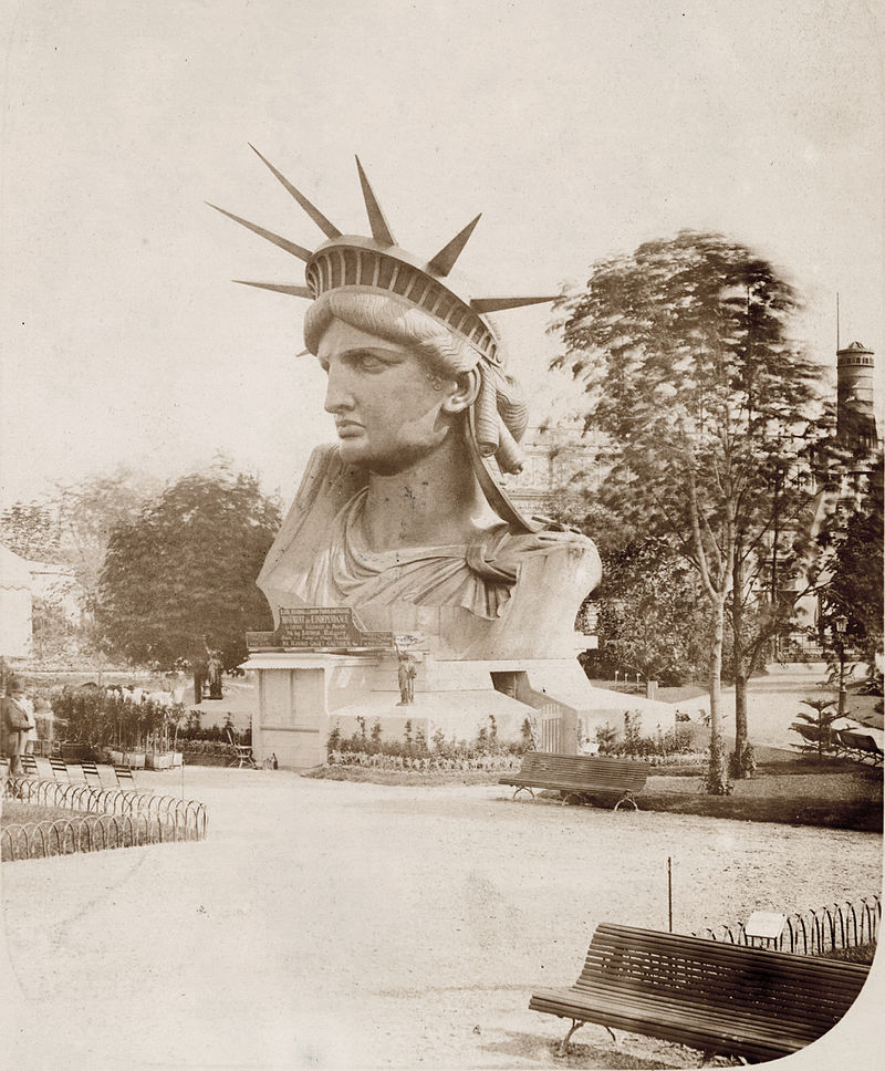 Head_of_the_Statue_of_Liberty_on_display_in_a_park_in_Paris